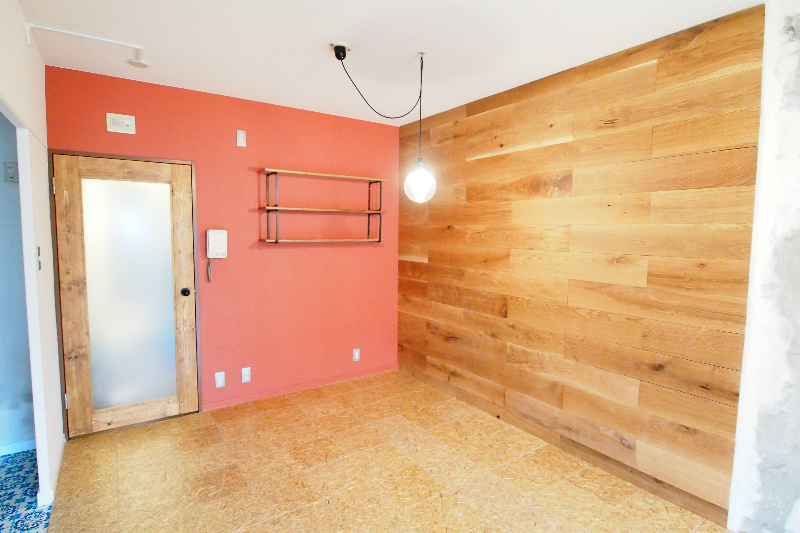 Living and room. Fresh red accents cross in the new reform!