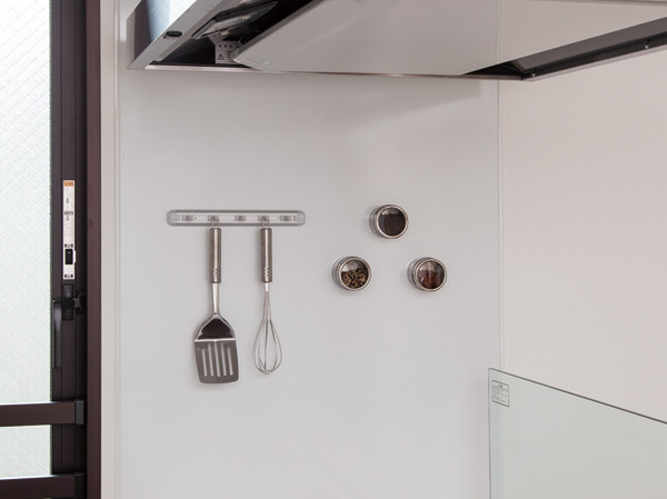 Kitchen.  [ãƒ> ãƒ¼ãƒãƒ¼ã,ãƒƒãƒ ãƒ³ãƒ'ãƒ ãƒ «] The kitchen next to, Easy to clean to the dirt, such as oil, feathers, Has adopted the enamel kitchen panel can also be used magnet.