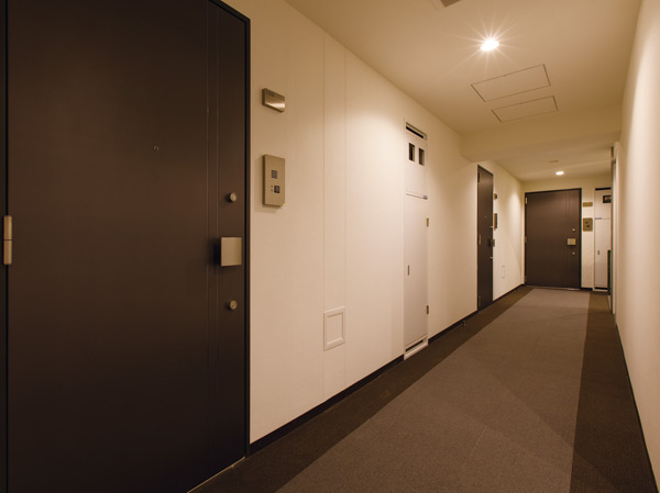 Security.  [Clean the inner corridor in the hotel-like] Improved crime prevention by shutting out the line of sight from the outside. Exposed to wind and rain without, Since the clean and wrapped in feeling like every day is like a hotel stay.  ※ June 2013 shooting