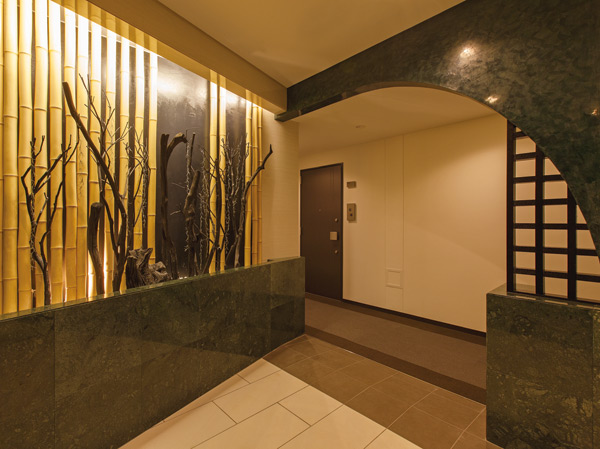 Features of the building.  [Entrance hall] From the approach up to the entrance hall, Pride for those who live, It has adopted a plan that produces a yearning for those who visit. For the hall front to produce a flavor of the sum that quality, I object Also nestled using charcoal and bamboo.  ※ June 2013 shooting