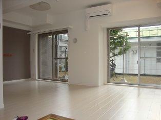 Living. ~ New interior renovation completed ~  ◆ Southwest angle dwelling unit ◆ Pet breeding Allowed (bylaws Yes) ◆ With a private garden ◆