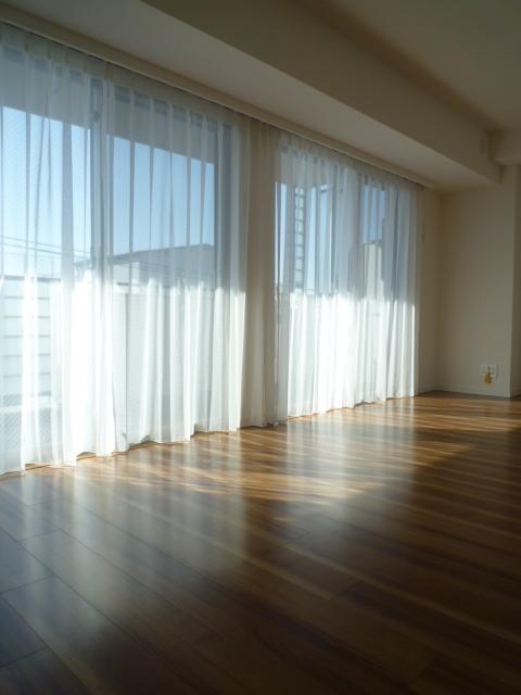 Living. Indoor (11 May 2013) Shooting Well hit yang, Spacious living.