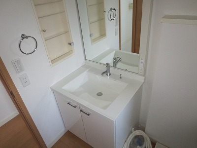 Washroom. Independent wash basin