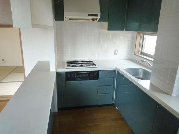 Kitchen. Counter - with the L-shaped kitchen ・ With window