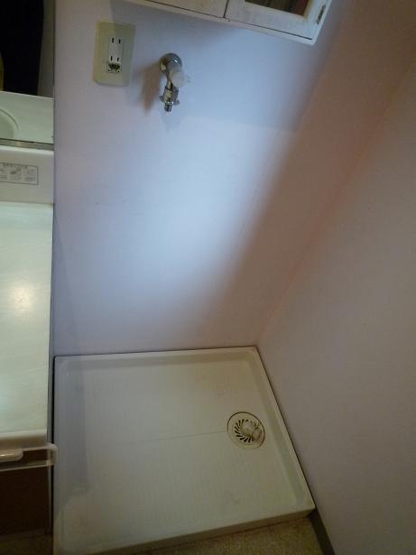 Wash basin, toilet. Washing Storage