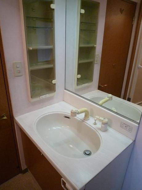 Wash basin, toilet. Bathroom vanity / Housing wealth