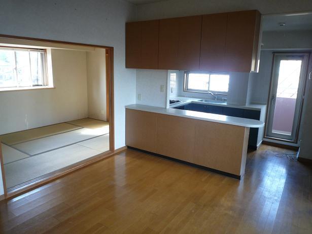 Living. Next to Japanese-style room 6 quires with the living / Also acceptable to LDK19 pledge attached to movable