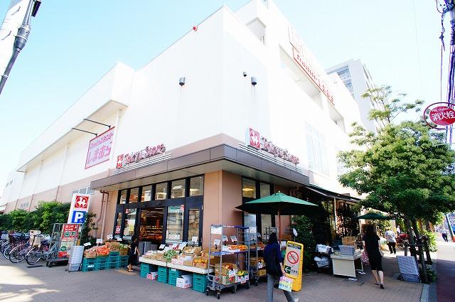 Supermarket. 250m to Tokyu Store Chain