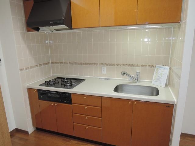 Kitchen. 3-burner stove!