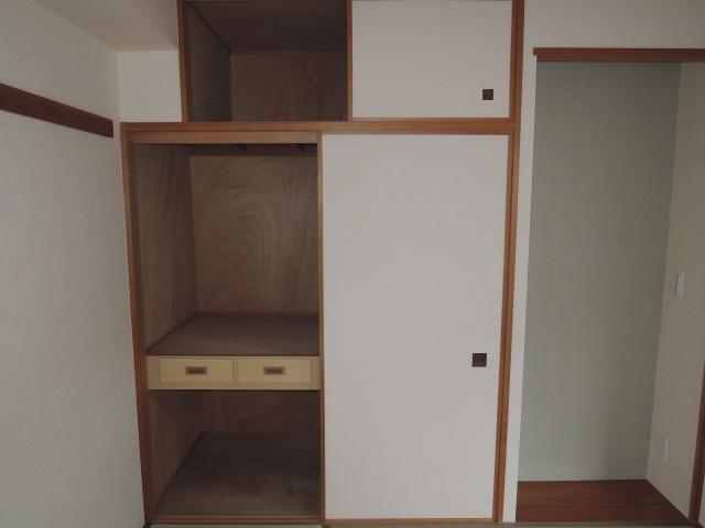 Non-living room. 6.0 Pledge Armoire ・ There are upper closet!