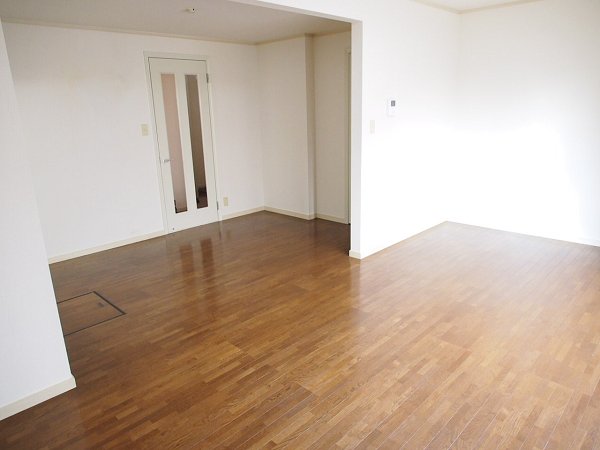 Living and room. Flooring of grain will settle down to the pure white wall