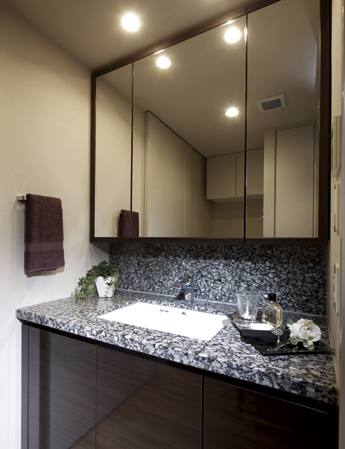 Bathing-wash room.  [bathroom] To produce a clear day-to-day, Spacious dressing room. The storage space provided on the back of the three-sided mirror, You can leave functionally housed such as toiletries and dish as including the cosmetics.