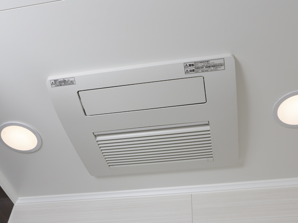 Bathing-wash room.  [Bathroom heating dryer] Dehumidification ・ Equipped with effective bathroom heating dryer antifungal measures. You can use it to dry heating and laundry around the bathroom of a cold day.