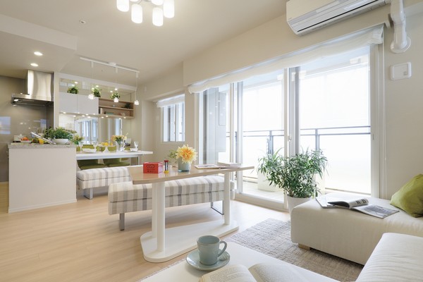 Room and equipment. Connection of the kitchen and living-dining is open, Corner dwelling unit of the storage enhancement. About 15.1 tatami room a living-dining dihedral lighting of the corner dwelling unit unique. In wide-span design of about 7.5m, Bright light will rain down from the window, which spread to wide.  ※ The photographs below are those obtained by photographing the model room 65A2type menu 1, furniture ・ Furniture etc. are not included in the sale price. Also, Some options (paid, Application deadline there), and the like will include. (living ・ dining)