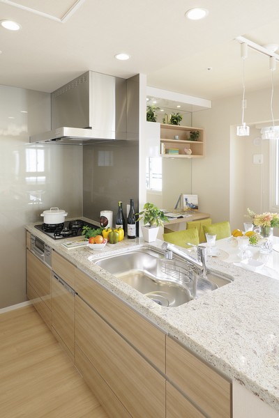 Room and equipment. For time is also easy-to-use location to. Water around the space in consideration of the beauty and functionality. The top plate of the kitchen, Adopt a natural stone features glossy sense of deep. Fine materials that were carefully selected will gracefully directs space. Also, disposer, Dishwasher, Water purifier integrated shower faucet, Filter-less range hood, Glass top stove, etc., A large number of advanced equipment have been standard equipment. (kitchen)