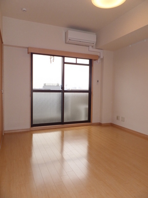 Living and room. 6.8 Pledge Western-style ☆ There is a window on the south side!