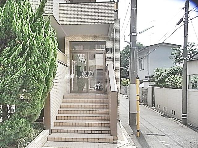 Entrance. Common areas