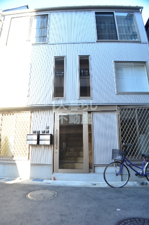 Building appearance. It is in Kuo card gift