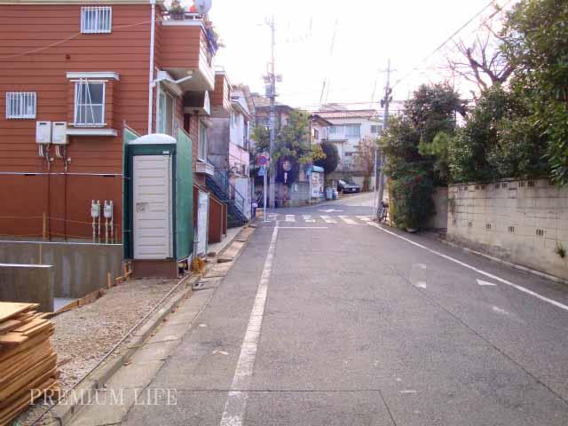 Local photos, including front road.  [Front road is about 6m] Parking was easy to spacious space. 