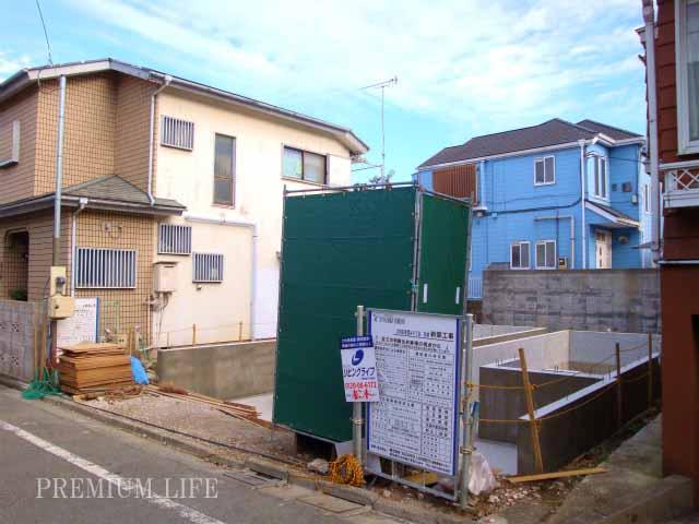 Local photos, including front road. Lined with low-rise housing, A quiet residential area