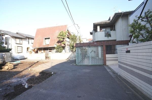 Local photos, including front road. Frontal road