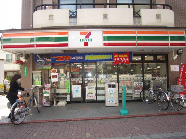 Convenience store. 600m to Seven-Eleven (convenience store)