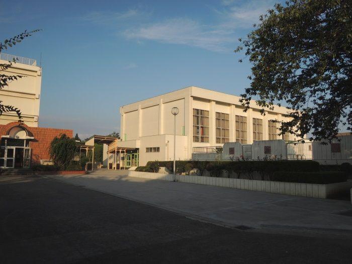 Junior high school. 920m to Omori the first junior high school