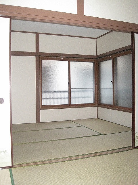 Living and room. This room settle the tatami! 