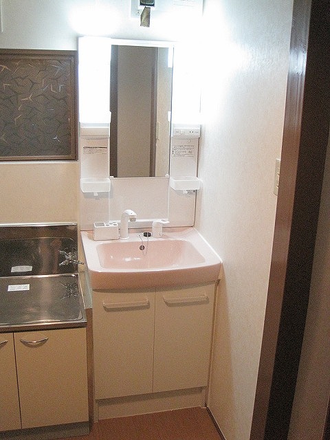 Washroom. In the morning, you will be saved independent basin! 