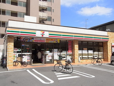Convenience store. 320m to Seven-Eleven (convenience store)