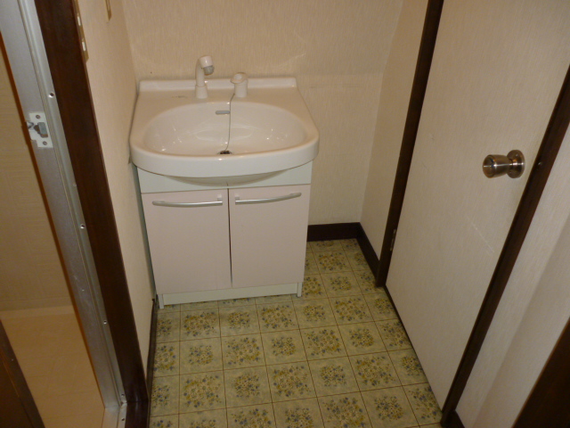 Washroom. Separate reference photograph