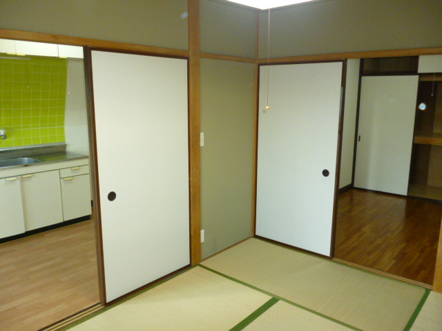 Living and room. Separate reference photograph