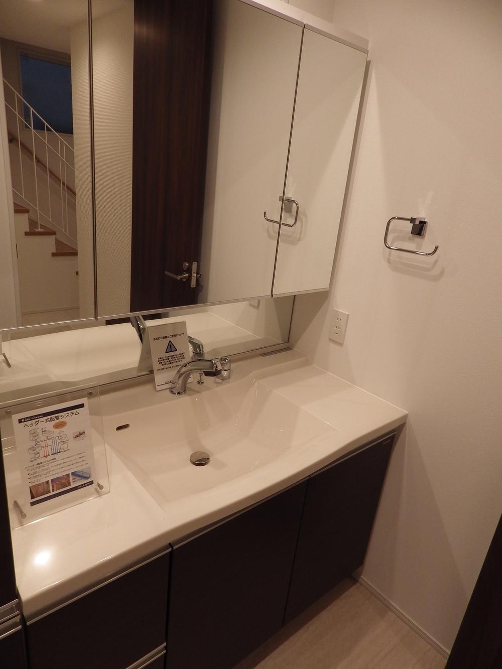 Wash basin, toilet. Three-sided mirror ・ Spacious space A