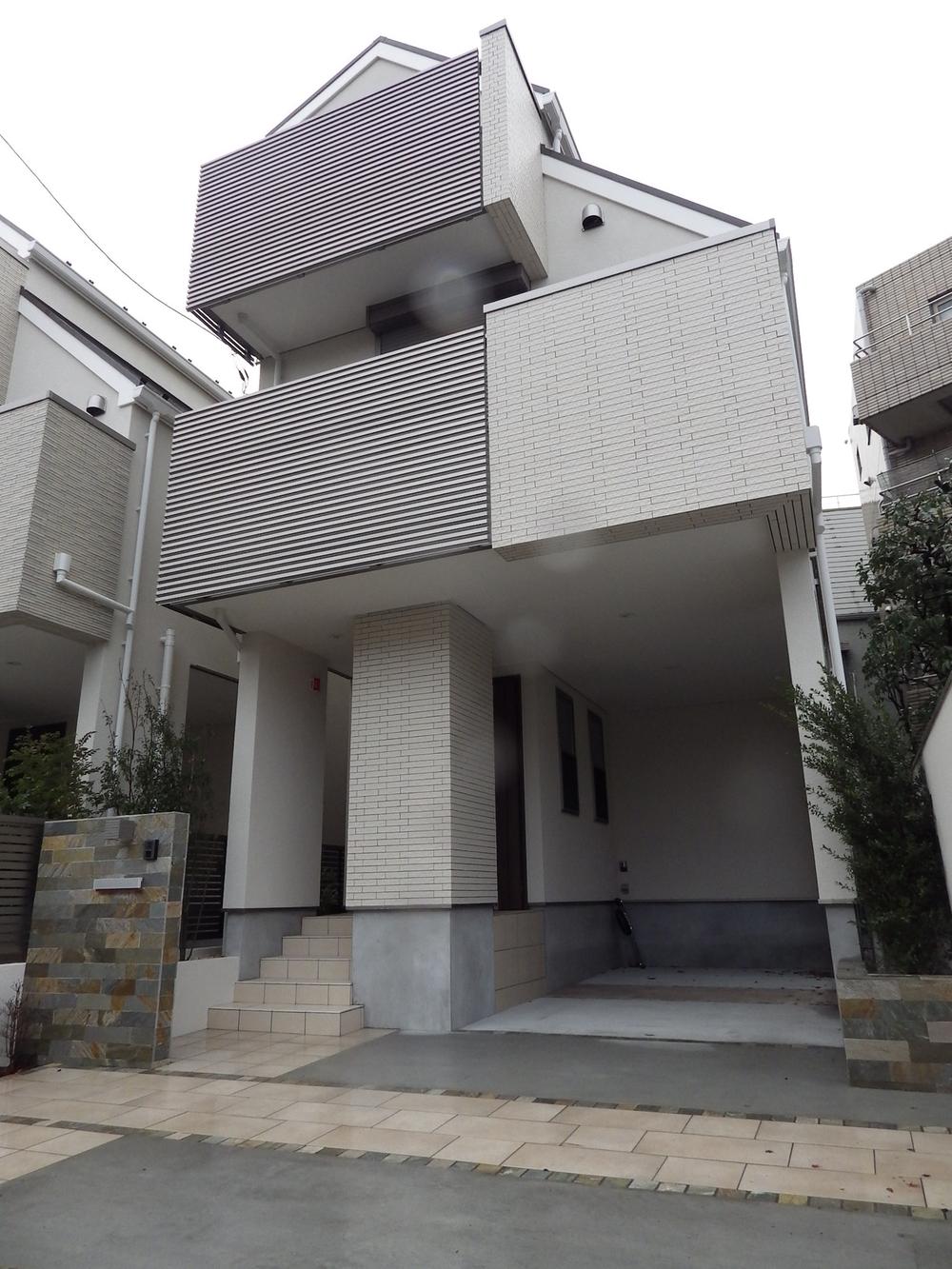 Local appearance photo. Local (12 May 2013) shooting A Building