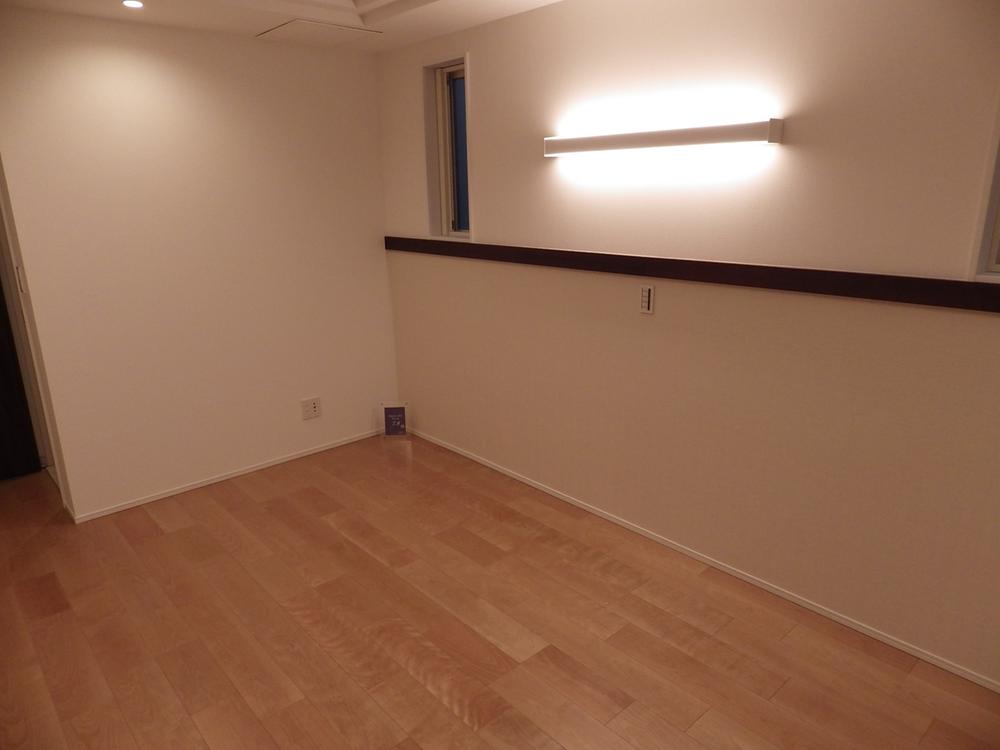 Non-living room. Spacious master bedroom B