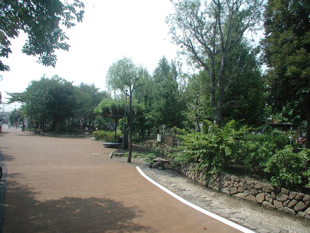 park. 810m to the east, Chofu park