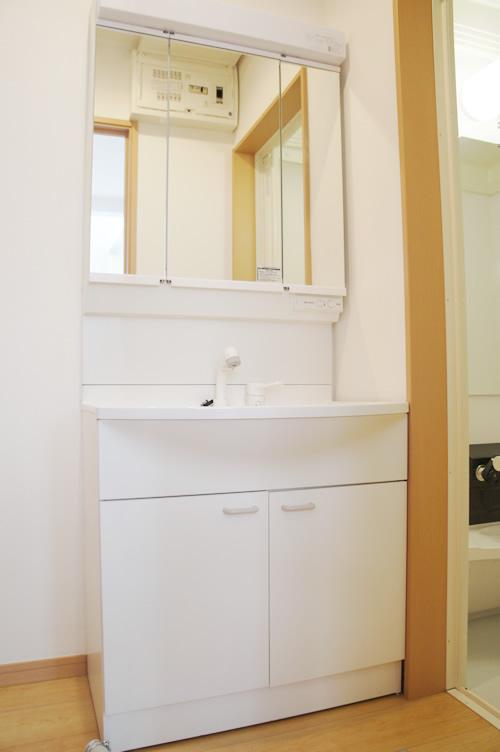 Wash basin, toilet. Independent wash basin with shower head. It is comfortable even at the time of hot water used in the cloudy shut mirror. Room (August 2013) Shooting