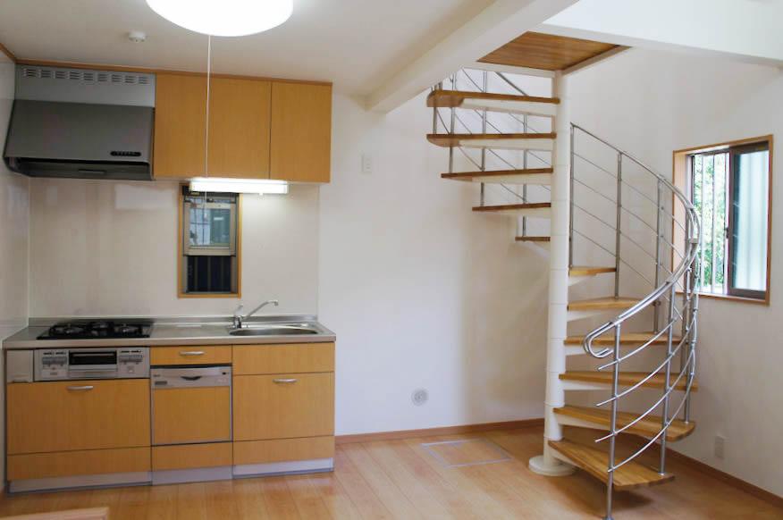 Living. Kitchen and a spiral staircase has been installed in the living room back. And part of the ceiling has become a stairwell, It is open.  Room (August 2013) Shooting