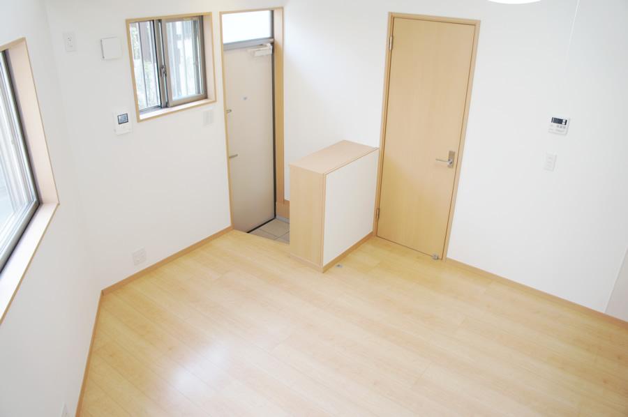 Living. Floor, Flooring. The lighting good, It is a bright room. Room (August 2013) Shooting