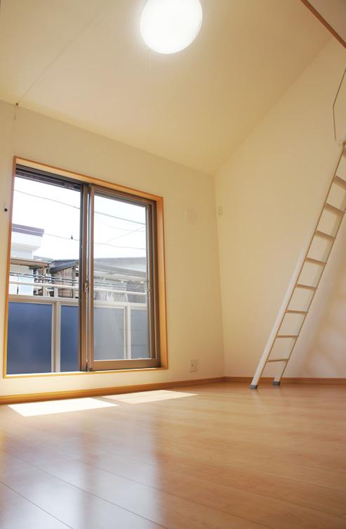 Non-living room. There is a movable ladder for the loft. Room (August 2013) Shooting