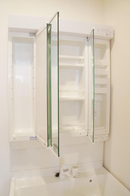 Wash basin, toilet. Behind the three-sided mirror has become a storage space. Room (August 2013) Shooting