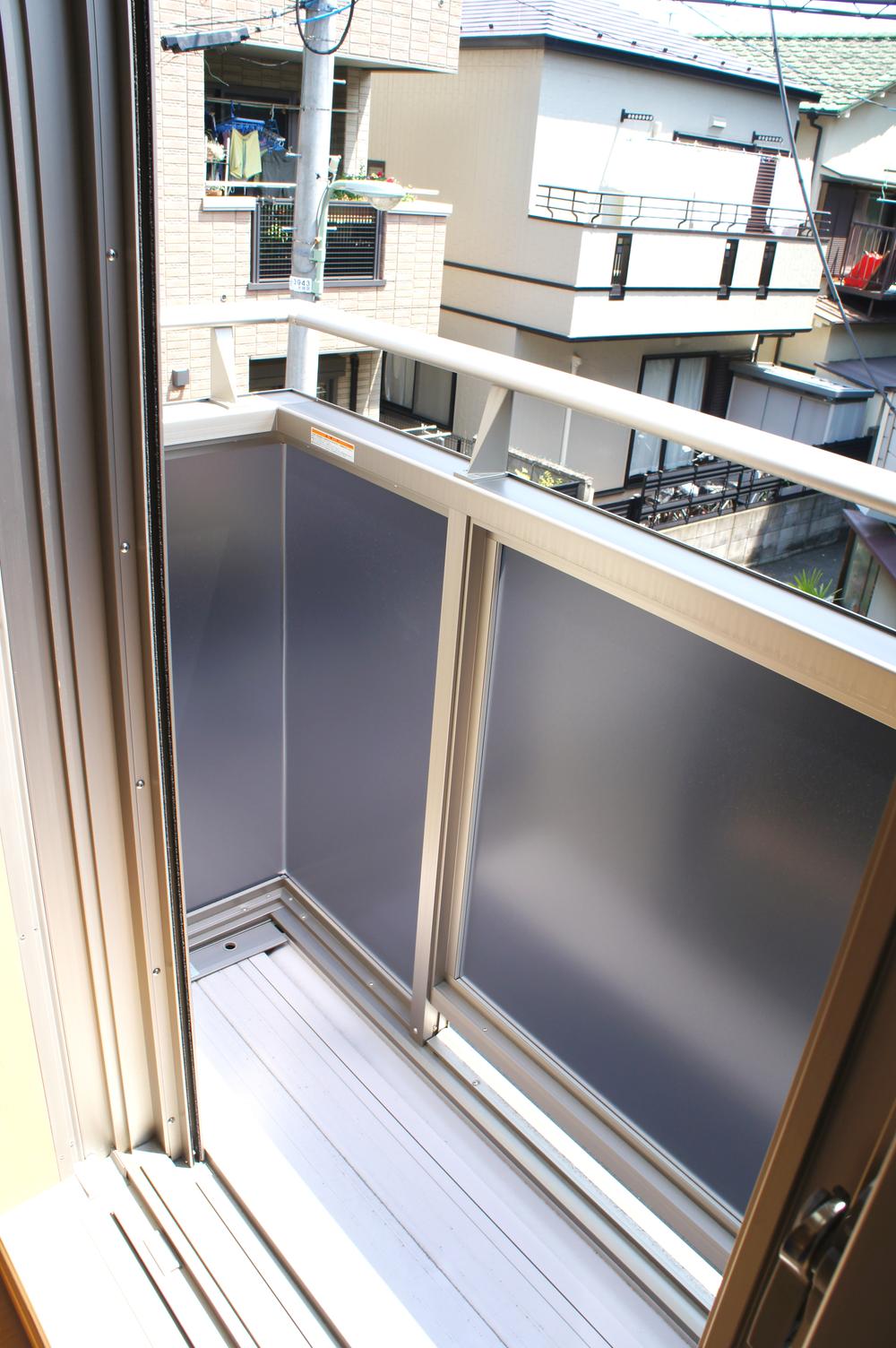 Balcony. Clothesline over comes with. Local (August 2013) Shooting