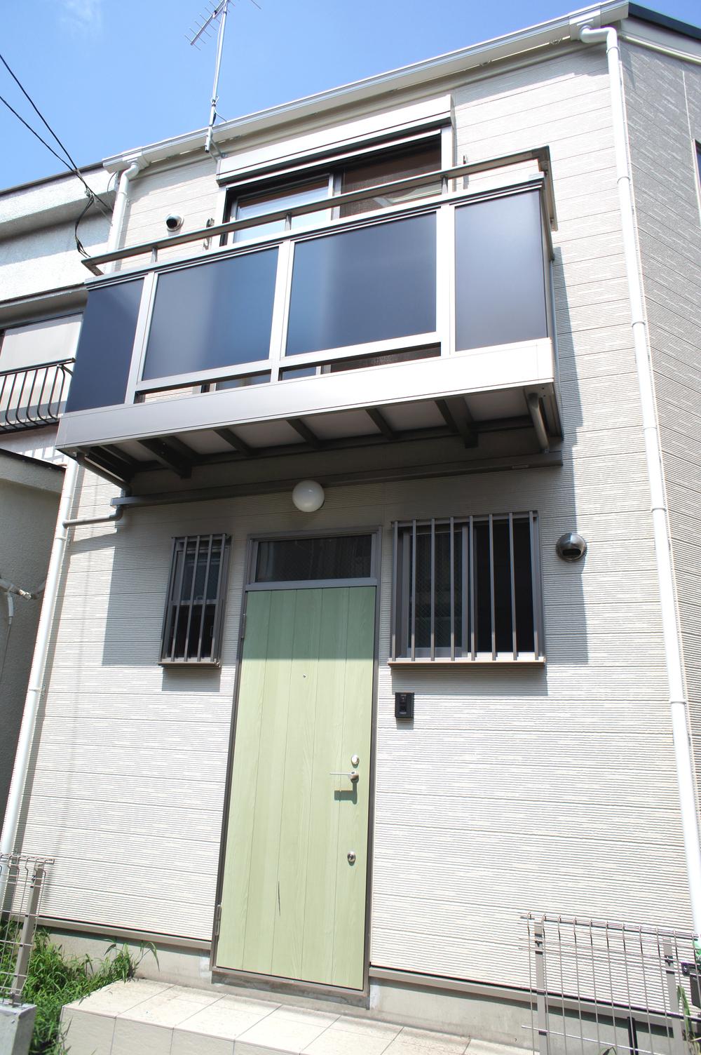 Entrance. Balcony have been installed in the upper portion of the front door. Local (August 2013) Shooting