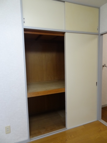 Receipt. Storage is there of the upper closet.