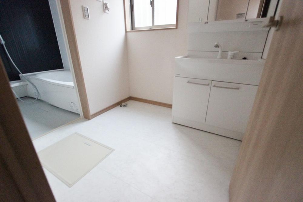 Wash basin, toilet. 1 Building