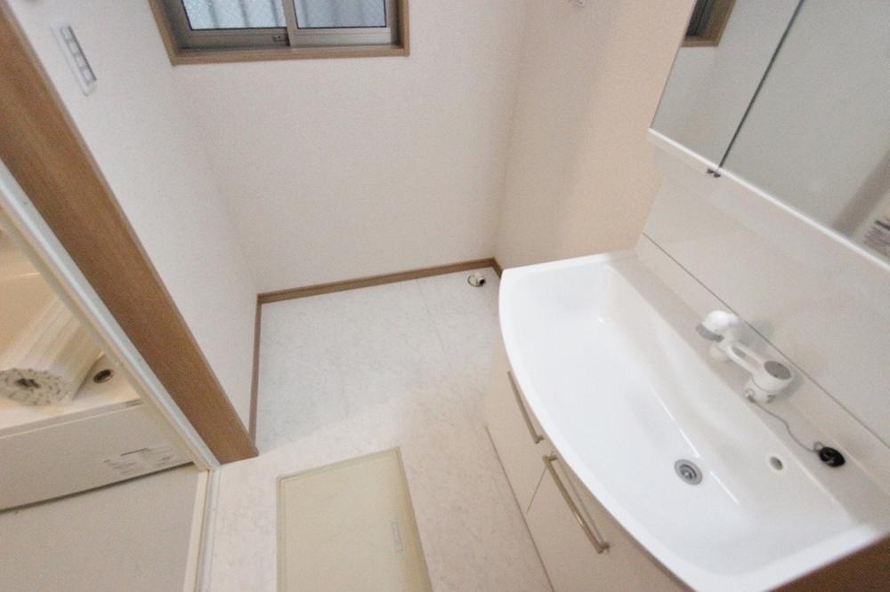 Wash basin, toilet. Building 3