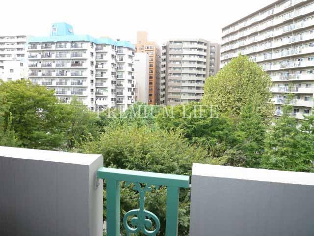 View photos from the dwelling unit.  [View] Opposite is the green of the park. Good per sun!