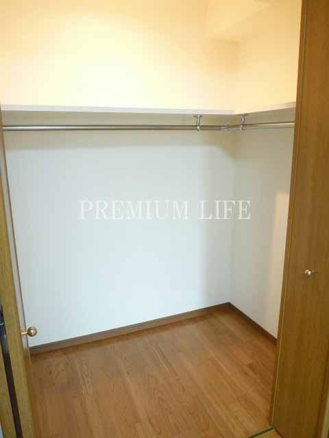 Receipt.  [Receipt] It established the amount of storage plenty of walk-in closet.