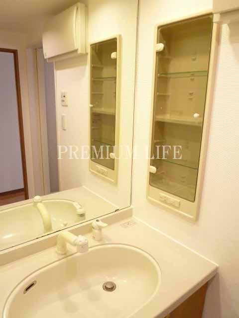 Wash basin, toilet.  [Bathroom vanity] There is a convenient storage shelf to organize fixtures.