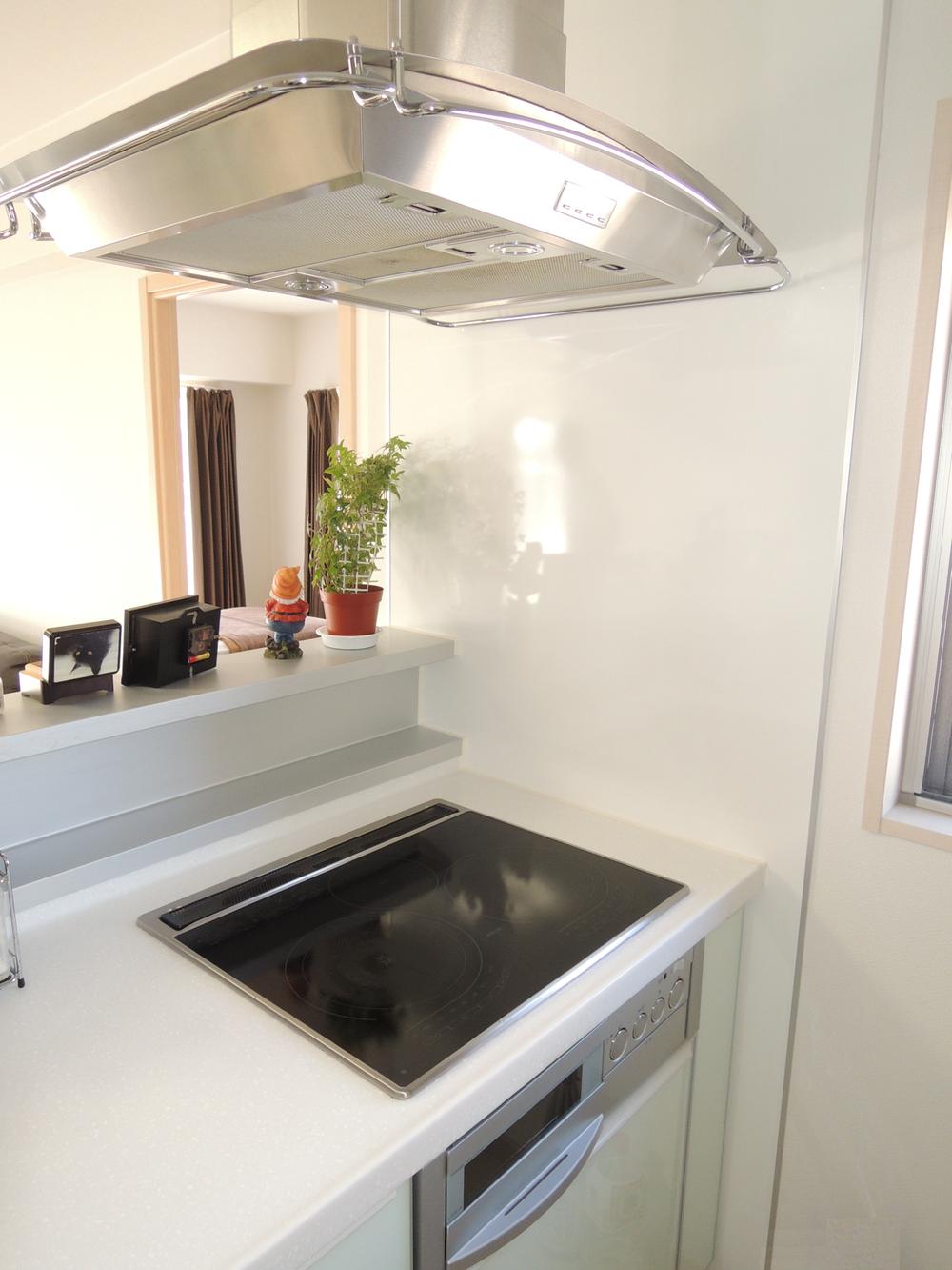 Kitchen. Indoor (10 May 2013) Shooting Popular - Pung-counter kitchen. 3-neck IH cooking heater. Ventilation in the kitchen next to, With windows taking. Daylighting.